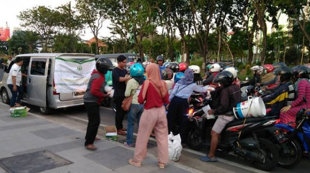 Takjil Nasi Kontribusi Alumni D3 Keperawatan Unusa (June 15, 2017)